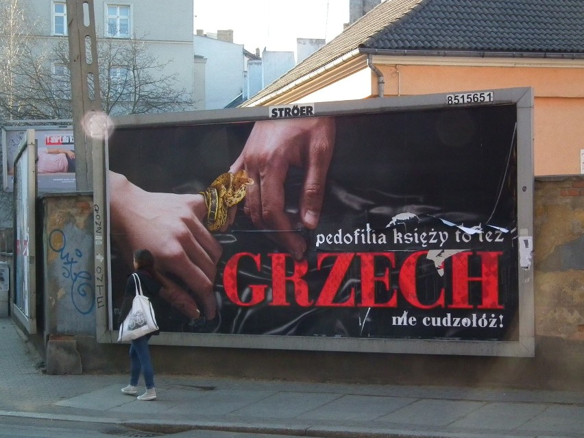 Na skrzyżowaniu ulic Strzałowej i Długiej zawisł plakat...