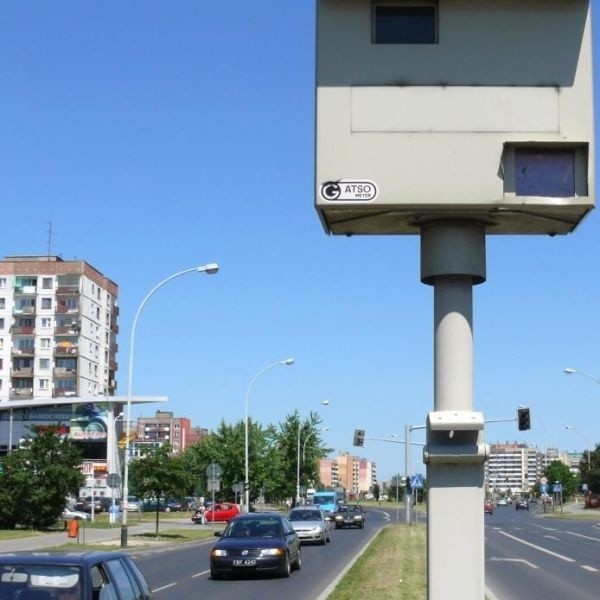 Teraz do wyłapywania piratów drogowych służą skrzynie, w których ustawiany jest radar i aparat fotograficzny, tak jak to jest na zdjęciu zrobionym na ulicy Komisji Edukacji Narodowej w Stalowej Woli.