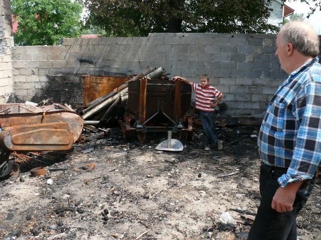 Józef Świetlik ze swoim synem pokazują straty, jakie wyrządził pożar.