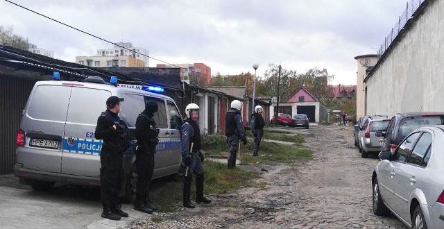 Bunt więźniów wybuchł na tzw. spacerniaku. Wcześniej ktoś za mury dostarczył paczkę za pomocą drona. Na pomoc służbie więziennej ruszyła zielonogórska policja i straż pożarna.Zielonogórscy policjanci brali udział w ćwiczeniach na terenie aresztu śledczego wspólnie z funkcjonariuszami służby więziennej i strażakami. Scenariusz zakładał, że dyżurny zielonogórskiej policji dostaje informację o tym, że na placu spacerowym aresztu przy ul. Łużyckiej doszło do buntu osadzonych. Na miejsce  zostały skierowane służby policyjne, które miały od zewnątrz zabezpieczyć obiekt. Decyzją dyrektora aresztu zawiązany został sztab kryzysowy. Do akcji ruszyli negocjatorzy. Po chwili, w związku z agresją osadzonych, użyta została grupa interwencyjna służby więziennej.Ciekawym elementem scenariusza było dostarczenie podejrzanej paczki z użyciem drona na teren aresztu . Obserwator monitoringu zauważa drona, który ląduje na boisku do koszykówki. Powiadomiony zostaje dowodzący działaniami policyjnymi, który na miejsce wzywa policjanta z grupy minersko-pirotechnicznej.Po oględzinach pakunku okazuje się, że nie jest to urządzenie wybuchowe i prawdopodobnie w środku znajdują się środki odurzające. Pakunek sprawdza przewodnik z psem do wyszukiwania środków odurzających, który potwierdza ich obecność. Na miejsce wezwana zostaje grupa dochodzeniowo-śledcza w celu przeprowadzenia oględzin i zabezpieczenia środków odurzających.W dalszym etapie ćwiczeń dochodzi do rozniecenia ognia w jednym z pawilonów. Do działań wkraczają strażacy. W tym czasie siły policyjne zabezpieczają od zewnątrz teren obiektu do czasu zakończenia działań.- Postawione cele ćwiczenia zostały osiągnięte, co potwierdza sprawny przebieg działań, a także opinie obserwatorów i uczestników przedsięwzięcia po jego zakończeniu. Mamy nadzieję, że zdarzenie kryzysowe w zielonogórskim areszcie pozostanie jedynie ćwiczeniem we współdziałaniu służb – mówi podinsp.. Małgorzata Stanisławska, rzeczniczka zielonogórskiej policji. Potrzebował błyskawicznej pomocy. Zaginął na grzybobraniu. Na szczęście to tylko ćwiczeniaZobacz: KRYMINALNY CZWARTEK.  Porwanie 25-letniej kobiety w Słubicach. Policja i matka ofiary zdradzają kulisy tego zdarzenia