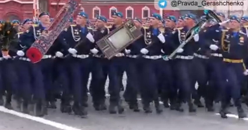 Rosyjska Parada Zwycięstwa demonstruje zdobycze wojenne - pralki, sedesy, dywany. Ukraińcy kpią z rosyjskiego wojska. Memy