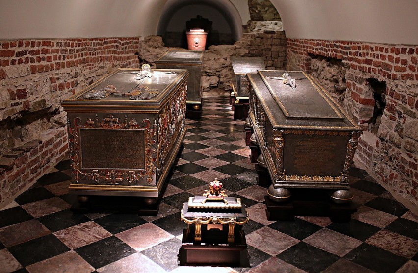 Kraków. Pięć królewskich sarkofagów wróciło po odnowie do krypty na Wawelu [ZDJĘCIA]