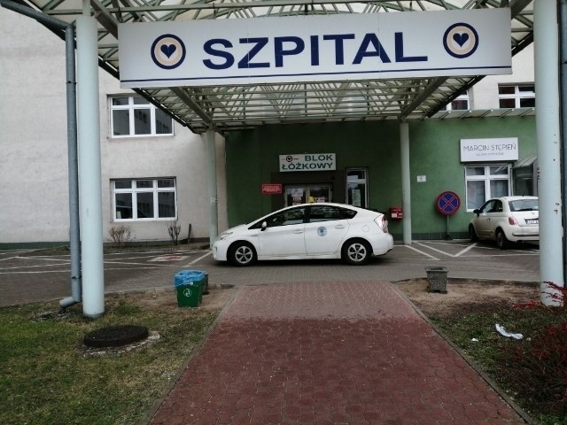 Trwa ewakuacja szpitala w Starachowicach z powodu zagrożenia koronawirusem. Placówkę musi opuścić ponad 200 osób