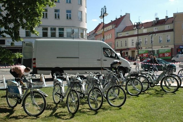 Montaż pierwszej stacji na placu Wolności.