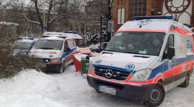 Na miejsce obchodów rocznicy Grudnia `70 przyjechały karetki i zabrały trzy osoby do szpitala.