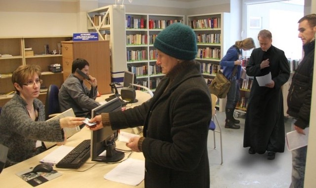 Na razie to tylko efekt naszej wyobraźni. Ale nie jest wykluczone, że ojciec Mateusz stanie w kolejce po książki w Wojewódzkiej Bibliotece Publicznej w Kielcach.