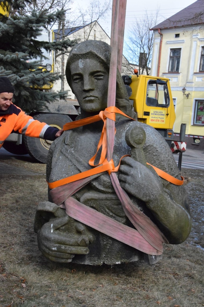 Sejny. Demontują Pomnik Zwycięstwa/Matki Polki. Najtrudniej będzie z sowieckimi żołnierzami (zdjęcia, wideo)