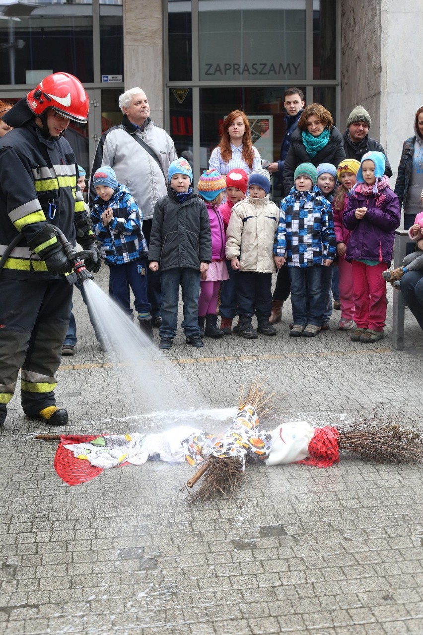 Wiosna od czwartku? A strażacy z Chorzowa już utopili Marzannę [ZDJĘCIA]