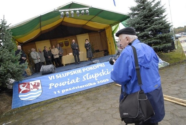 Kilka tysiecy osób z calego regionu slupskiego przyjechalo w niedziele do Karzniczki na Świeto Ziemniaka, czyli VI Slupskie Pokopki.