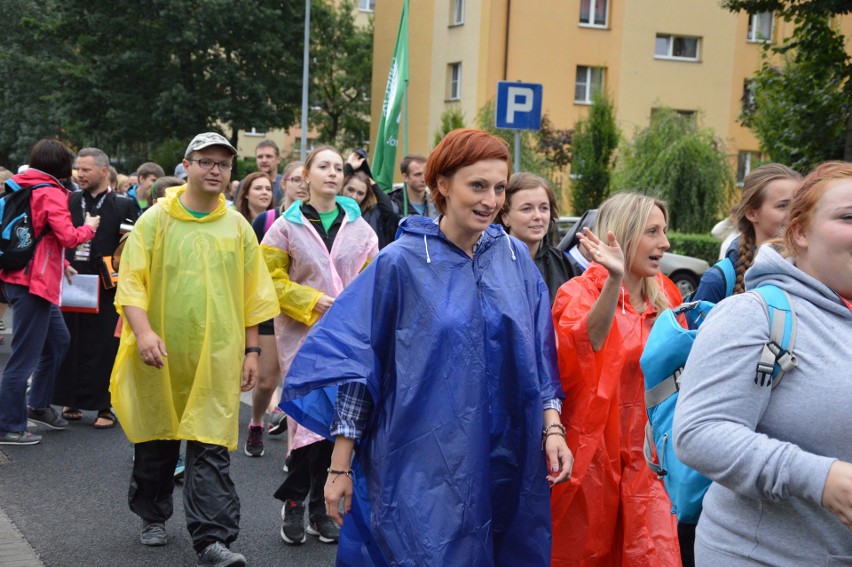 Oświęcim. Pielgrzymi w drodze na Jasną Górę [ZDJĘCIA, WIDEO]