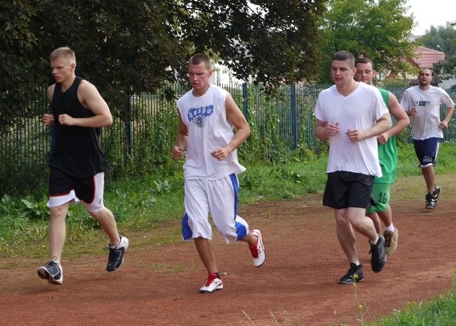 Grzegorz Mordel (w środku), pozyskany z Pogoni Puławy, szybko znalazł wspólny jeżyk z kolegami z drużyny.