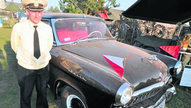 b Cezary Białko posiada 112 mundurów armii radzieckiej, odnowił także zabytkowy samochód marki Wołga
