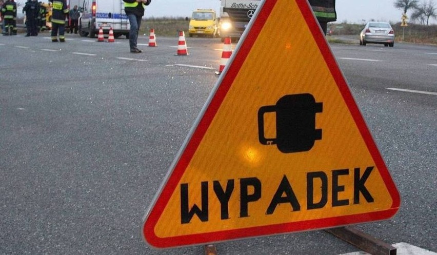 Wypadek w Przybysławicach na drodze wojewódzkiej. Zderzenie dwóch pojazdów, trzy osoby poszkodowane