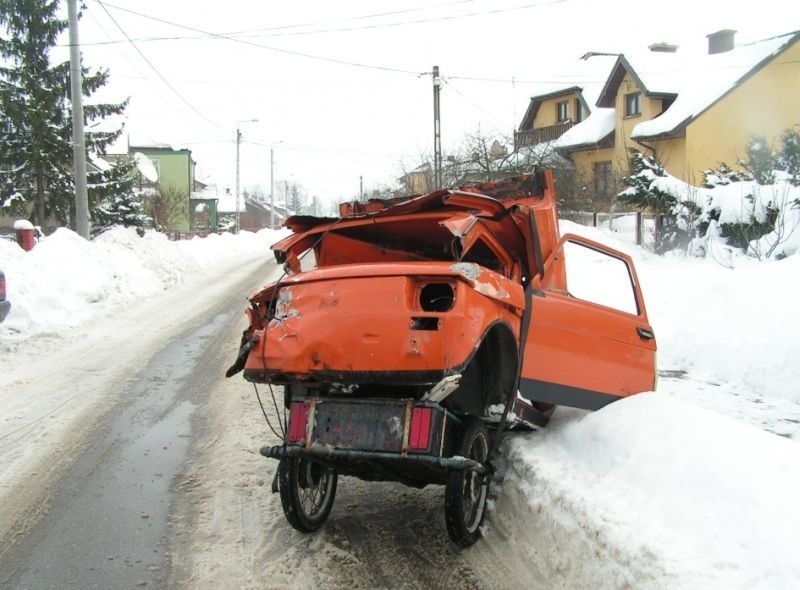 Maluch bez kół  uszkodził zaparkowanego mercedesa  (zdjęcia)