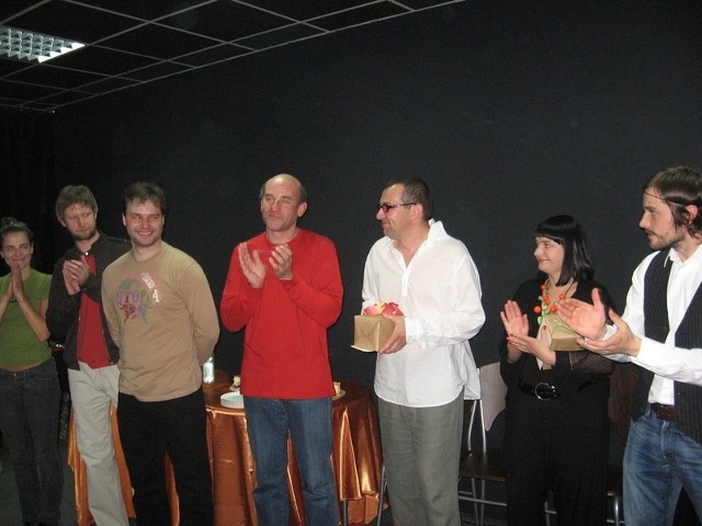 Paweł Wiśniewski(w środku) chce tak samo zaklaskać swoim podopiecznym po premierze "Ujajenia&#8221;.