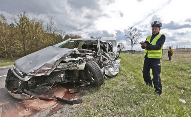 Do wypadku doszło w czwartek 28 kwietnia na ul. Zielonogórskiej w Nowogrodzie Bobrzańskim. Opel astra nagle zjechał na przeciwległy pas ruchu i roztrzaskał się o ciężarówkę. Kierująca sama wyszła z wraku...- Ta kobieta dostała drugie życie od Boga – mówili świadkowie na miejscu wypadku. Na poboczu stał kompletnie rozbity opel astra. Przód i bok od strony kierowcy zostały dosłownie rozprute. Porozrywane elementy karoserii, wiszące kable oraz połamane plastikowe elementy - to był okropny widok. – To dosłownie cud, ta pani przeżyła i powinna na kolanach iść w pielgrzymce do Częstochowy – komentowali gapie.Opel astra jechał ul. Zielonogórską w kierunku „trasy śmierci”. W przeciwnym kierunku jechała ciężarówka. – Nagle patrzę, a opel leci prosto na mnie, to były ułamki sekund – relacjonował kierowca ciężarówki. Doszło do zderzenia. Opel ślizgnął się po kabinie i bokiem uderzył w wystający metalowy element komory ładowni ciężarówki. Potem wpadł pod tylne koła, dosłownie wyrywając je. Rozbity opel przeleciał jeszcze kilkanaście metrów i zatrzymał się na poboczu.Na miejsce została wezwana karetka pogotowia ratunkowego. Przyleciał również śmigłowiec lotniczego pogotowia ratunkowego. Kierująca oplem tymczasem wyjęła kluczyki ze stacyjki i wyszła z rozbitego auta drzwiami od strony pasażera. O własnych siłach poszła do karetki, która przewiozła ją do szpitala.- Kierująca miała ogromne szczęście. Element ładowni, w który uderzyła, jest twardy jak beton – mówi kierowca ciężarówki. Siła uderzenia była ogromna, bo opel został kompletnie rozbity.Przeczytaj też:  Tragiczny wypadek na obwodnicy Międzyrzecza