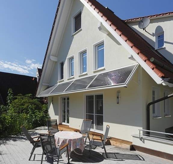 Kolektory słoneczne można montować nie tylko na dachach (fot. Schueco)