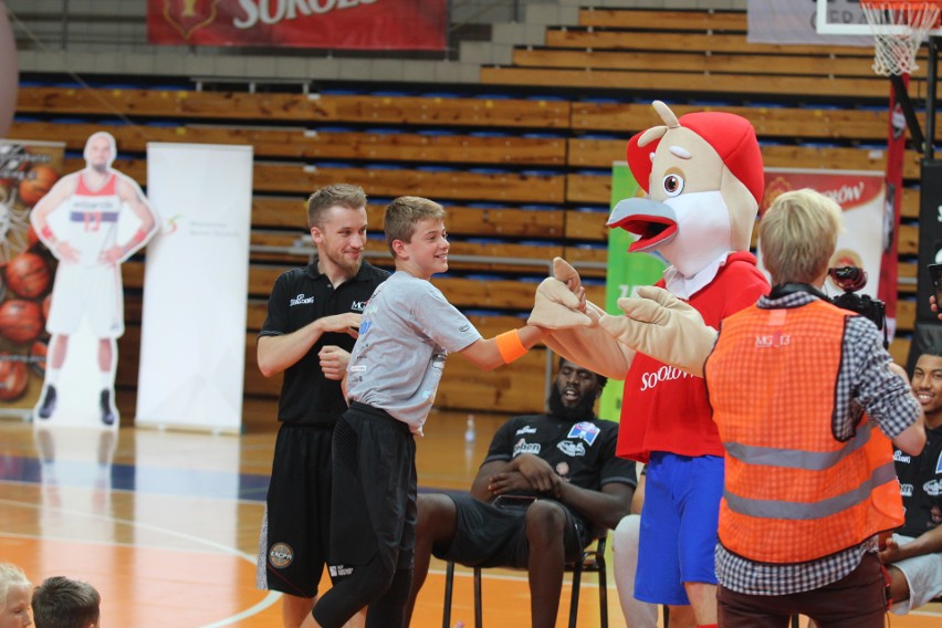 Marcin Gortat trenuje dzieci na Marcin Gortat Camp w...