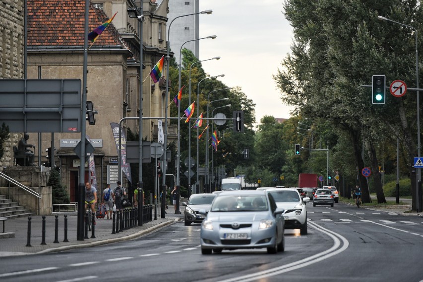 Tęczowe flagi zawisły również na ulicach w centrum Poznania