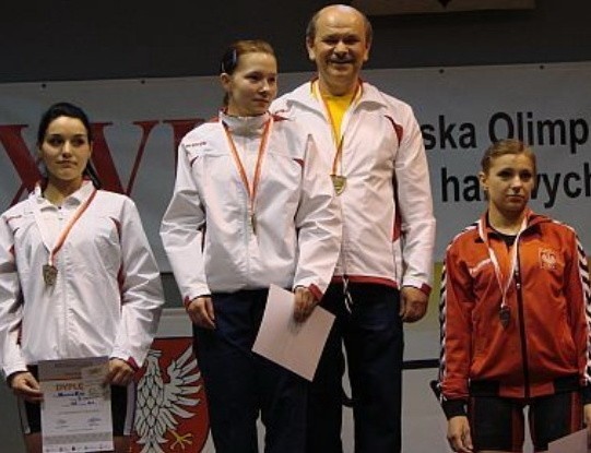 Na Ogólnopolskiej Olimpiadzie Młodzieży Magdalena Pędzich (w środku z trenerem Klepackim) stanęła na najwyższym stopniu podium.