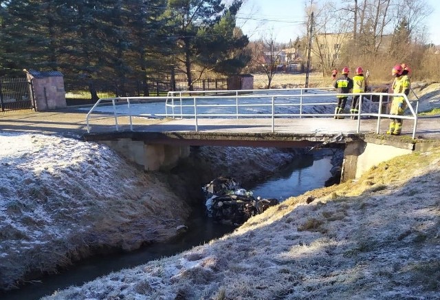 Samochód leżący pod mostkiem został odnaleziony przez przypadkowego przechodnia, który powiadomił służby