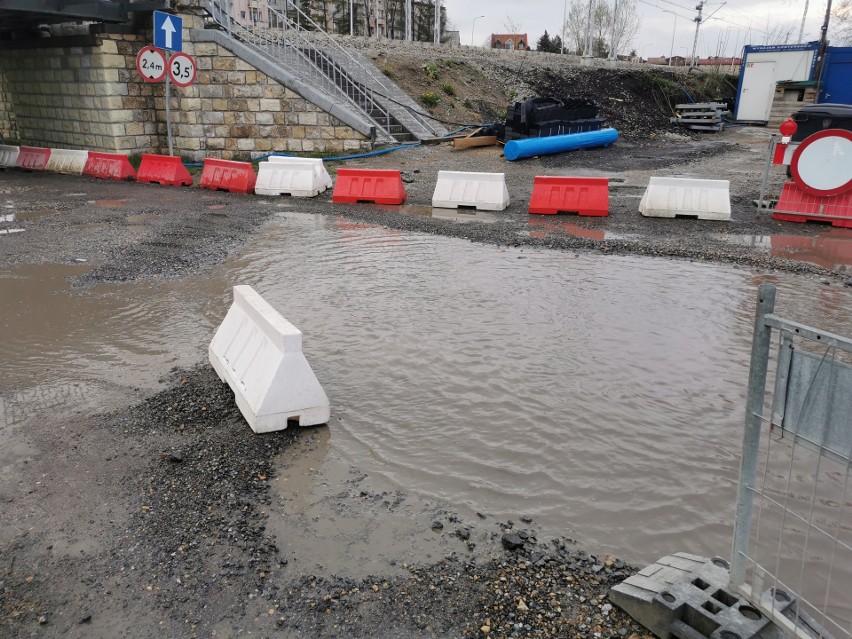 Chrzanów. Wiadukty gotowe od dawna. Kiedy rozpocznie się budowa dróg pod nimi? [ZDJĘCIA] 