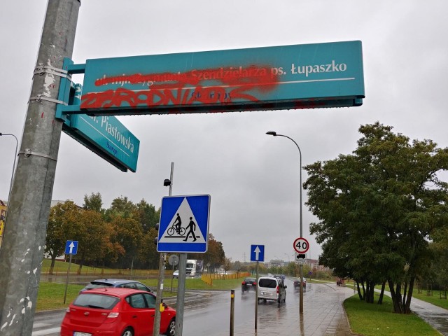 Po raz kolejny zamalowano czerwoną farbą nazwę ulicy  Zygmunta Szendzielarza "Łupaszki"