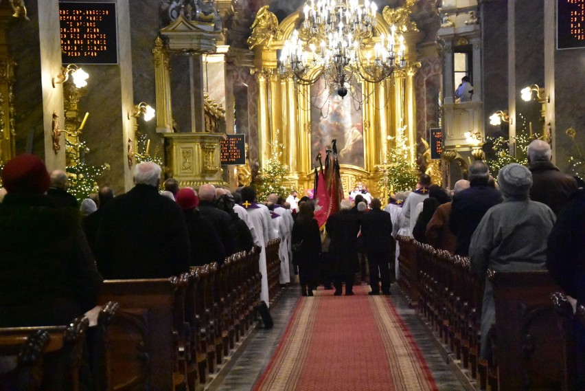 Uroczystości pogrzebowe księdza Edwarda Chata. Czterej biskupi, wielu kapłanów na mszy w Bazylice Katedralnej w Kielcach [ZDJĘCIA, WIDEO]