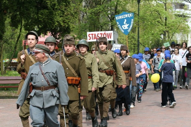 Korowód dotarł do Parku Miejskiego w Kielcach. Wśród kieleckich licealistów "Żeromskiego&#8221; i "Sawickiej&#8221; maszerowali także uczniowie z powiatu staszowskiego.