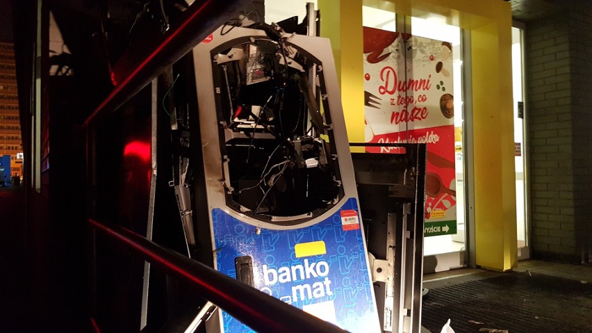 Złodzieje wysadzili bankomat przy Biedronce na ulicy Tamka w Łodzi. Sprawcy ukradli kasetę z pieniędzmi i uciekli [ZDJĘCIA]