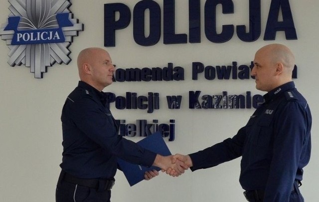 Nadkomisarz Tomasz Zwolski (z lewej), komendant powiatowy kazimierskiej policji gratuluje swemu nowemu zastępcy nadkomisarzowi Marcinowi Ciszkowi