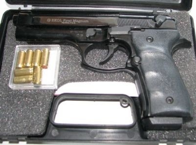 W mieszkaniu 21-letniego mężczyzny policjanci znaleźli broń gazową palną kaliber 9 mm i 7 naboi kaliber 9 mm