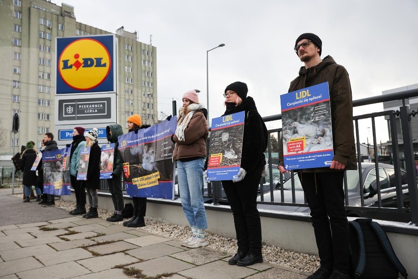 Przed krakowskim Lidlem w sobotę protestowali aktywiści...