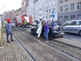 Samochód wjechał na torowisko w centrum Wrocławia [ZDJĘCIA]