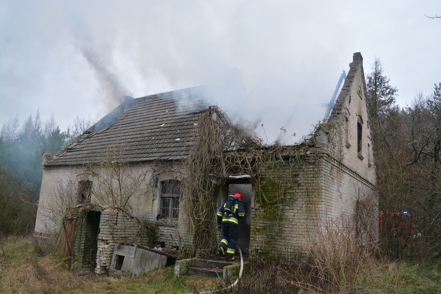 Dziś (12 grudnia) przed godziną 11 palił się pustostan w Iłowie w gminie Sępólno. Jak informują strażacy, w środku była butla z gazem, którą udało im  się w porę wynieść. Na miejscu pracowały cztery zastępy straży pożarnej z Sępólna i Sypniewa.