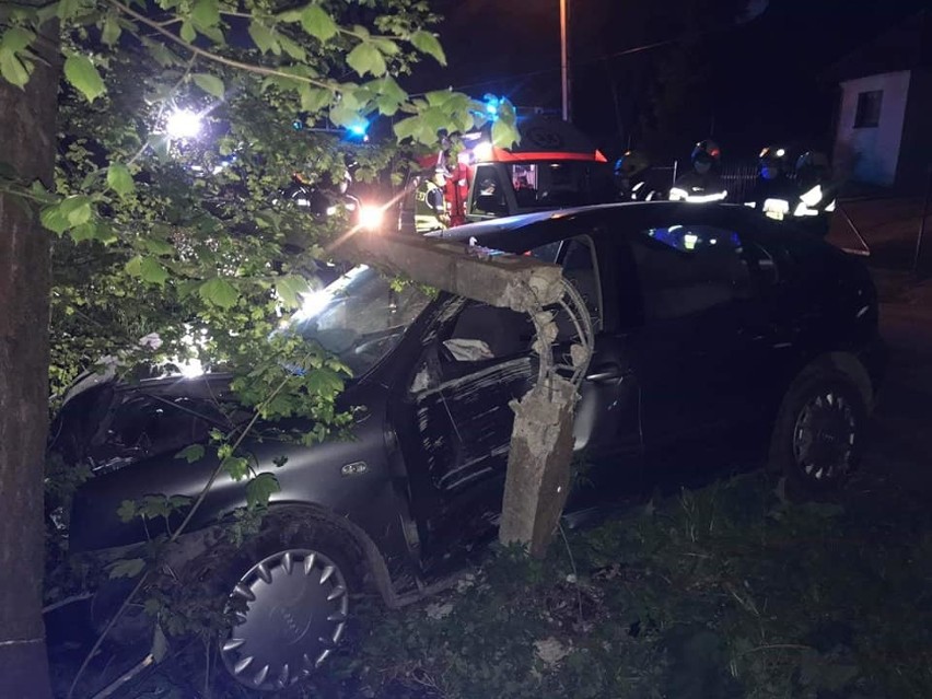 Wypadek Popowice. Kierowca stracił panowanie nad pojazdem uderzył w betonowy słup a następnie w drzewo [ZDJĘCIA]