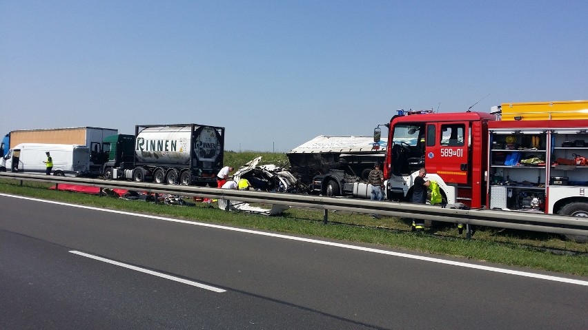 Karambol na A2 w Lądku. Dwie osoby nie żyją, cztery są ranne