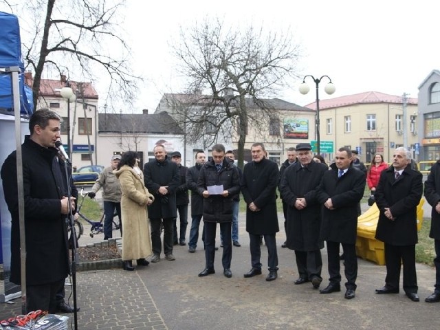 Otwarcie drogi wojewódzkiej 786. Przy mikrofonie marszałek województwa Adam Jarubas.