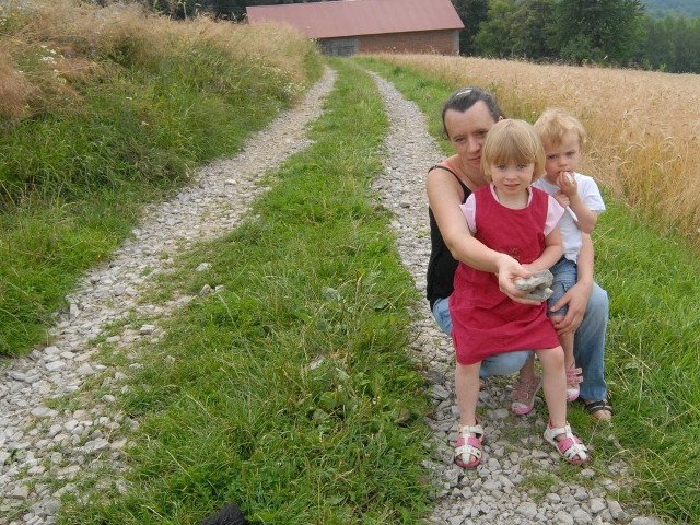 - Jeśli ktoś ma kamień, będziemy bardzo wdzięczni za jego przekazanie. Ten, który jest na drodze, nie spełnia już swojego zadania &#8211; tłumaczy pani Lucyna.