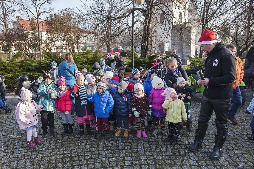 Pełen zabawy, uśmiechu i prezentów IX Festyn Mikołajkowy w Pińczowie z mnóstwem dzieci