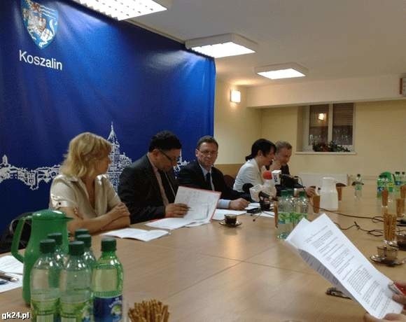 Sławomir Majman (w środku) podpisuje w władzami Koszalina list intencyjny o współpracy