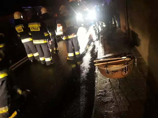 Dzisiejszej nocy o godzinie 2.40 miał miejsce wypadek drogowy na ulicy Błazińskiej.  Doszło tam do potrącenia 4 osób przez samochód osobowy.