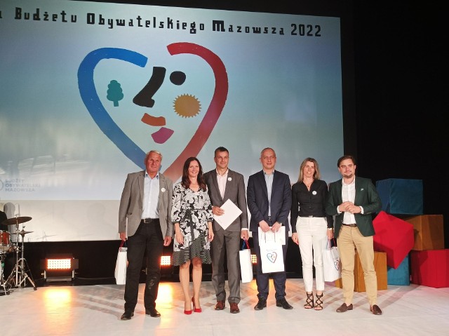 Autorzy zwycięskich projektów z Radomia w kategorii projektów podregionalnych podczas gali ogłoszenia wyników głosowania w Budżecie Obywatelskim Mazowsza.