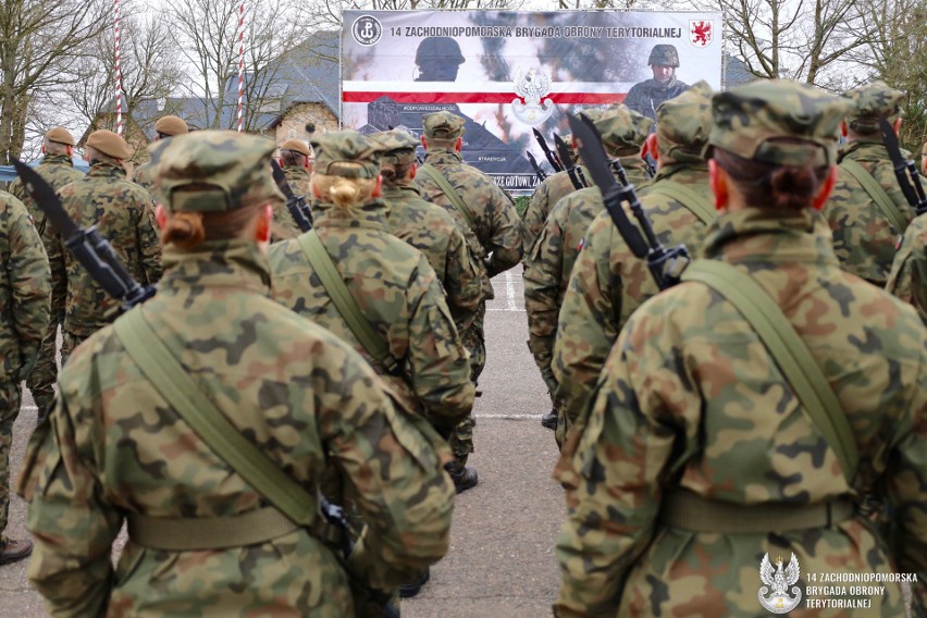 Żołnierze 14 Zachodniopomorskiej Brygady złożyli przysięgę wojskową w Trzebiatowie [ZDJĘCIA] 