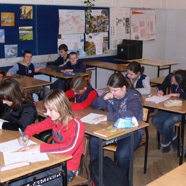 Nauczyciele ze Szkoły Podstawowej nr 3 w Tarnobrzegu uważnie przyglądają się uczniom podczas lekcji i poprawiają tych, którzy się garbią.