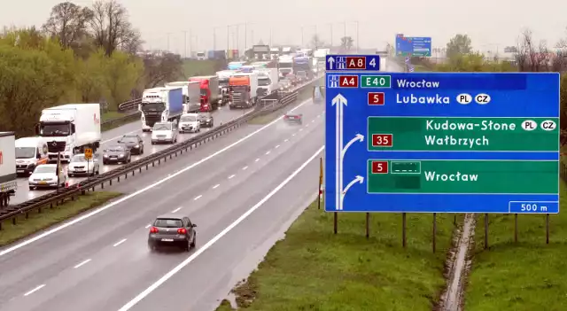 Wypadek na A4 w pobliżu węzła Bielany Wrocławskie i korek na jezdni w kierunku Katowic - zdjęcie ilustracyjne