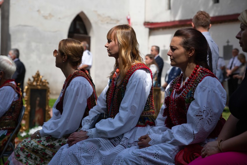 Zielonki. Procesja Bożego Ciała na tradycyjnej trasie. Starym zwyczajem mieszkańcy ubrali stroje krakowskie