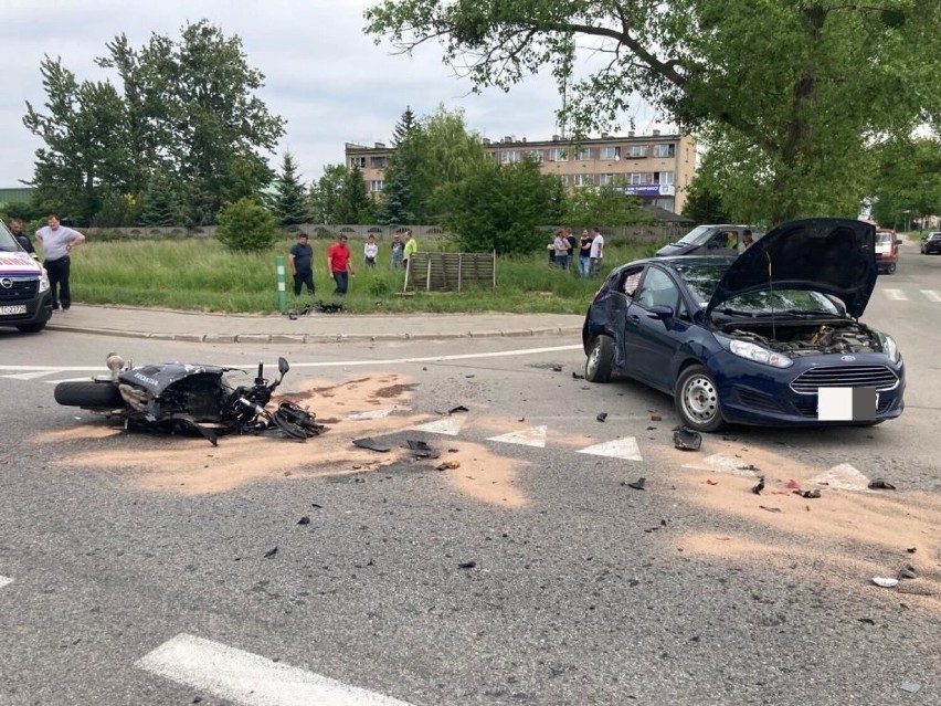 Samochód zderzył się z motocyklem. Dwie osoby poszkodowane....