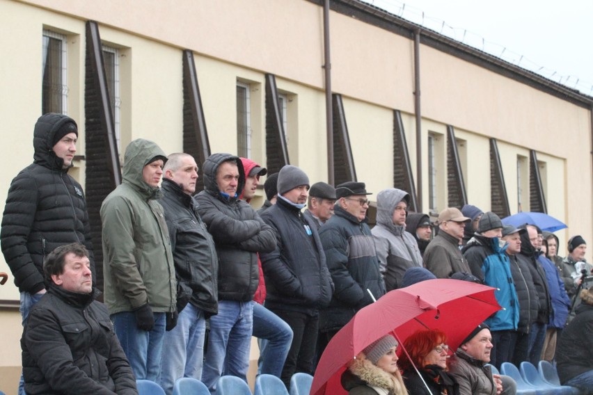 Trzecia liga. Ciekawy mecz w Daleszycach. Spartakus przegrał z Hutnikiem Kraków 0:1 [DUŻO ZDJĘĆ, WIDEO]