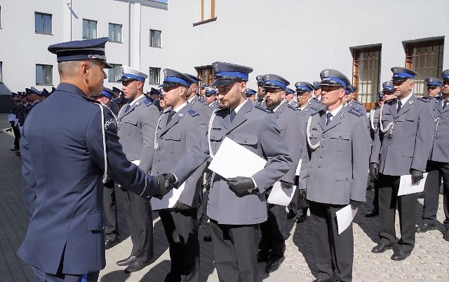 Z okazji Święta Policji funkcjonariusze z Komendy Powiatowej Policji w Inowrocławiu odebrali akty nominacji na wyższe stopnie służbowe. Były też nagrody i medale